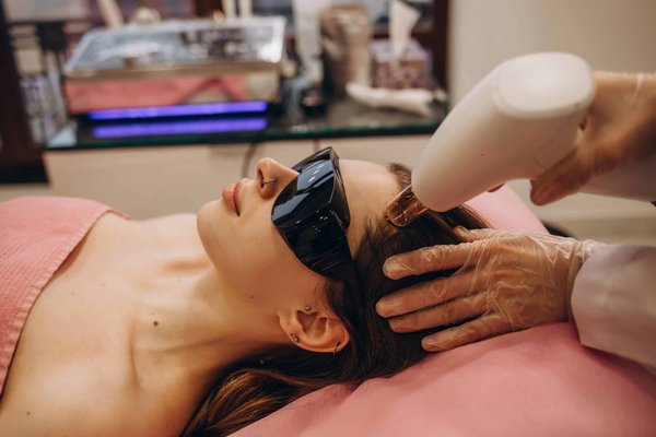 Est-il bénéfique d'introduire des jouets interactifs pour les serpents, et si oui, lesquels ?